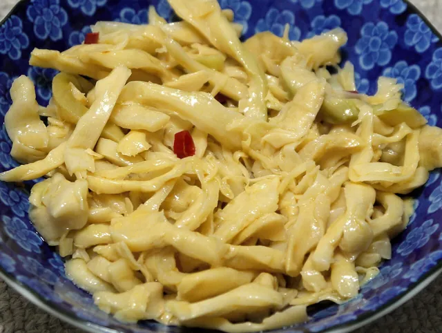 Hosaki menma. Actual Japanese hosaki menma: tender bamboo-shoot tips prepared as a topping. This particular cut differs from the shorter rectangular pieces served by some shops.
