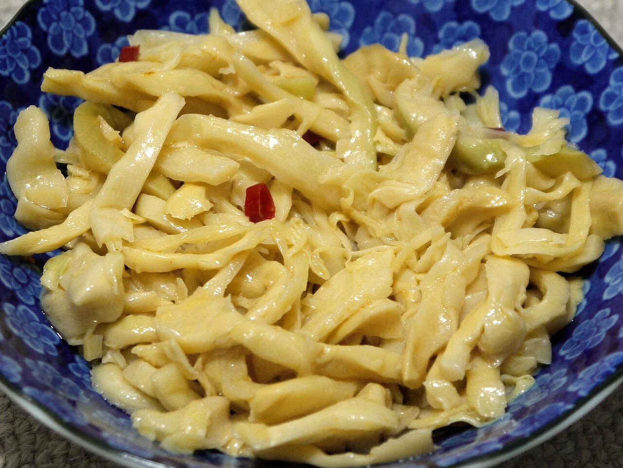Hosaki menma. Actual Japanese hosaki menma: tender bamboo-shoot tips prepared as a topping. This particular cut differs from the shorter rectangular pieces served by some shops.