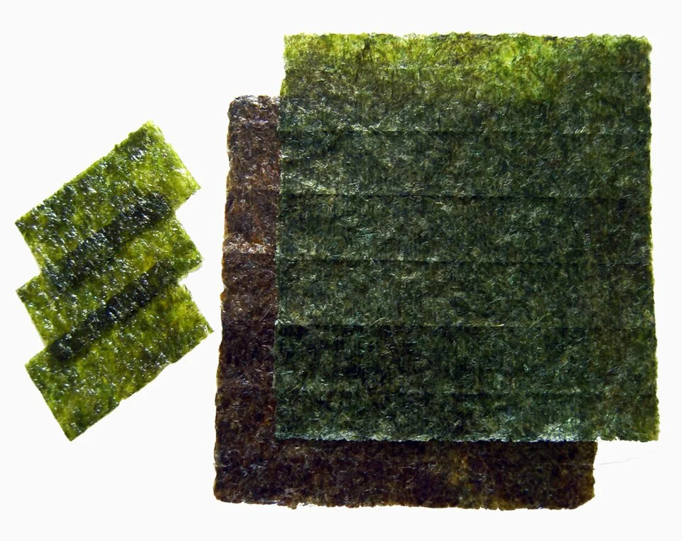 Roasted nori sheets. Actual roasted nori sheets. Sheet size, seasoning and the number supplied with a bowl vary by shop.