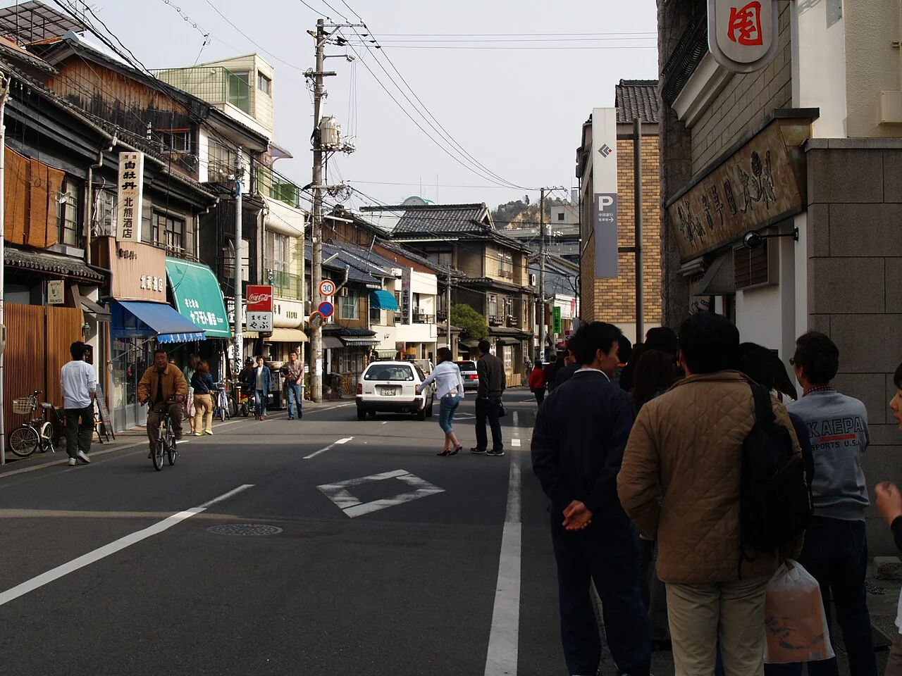 A queue at Shukaen, Onomichi. An actual queue outside the ramen shop Shukaen in Onomichi. This historical photograph illustrates a queue, not a current waiting-time estimate or venue recommendation.